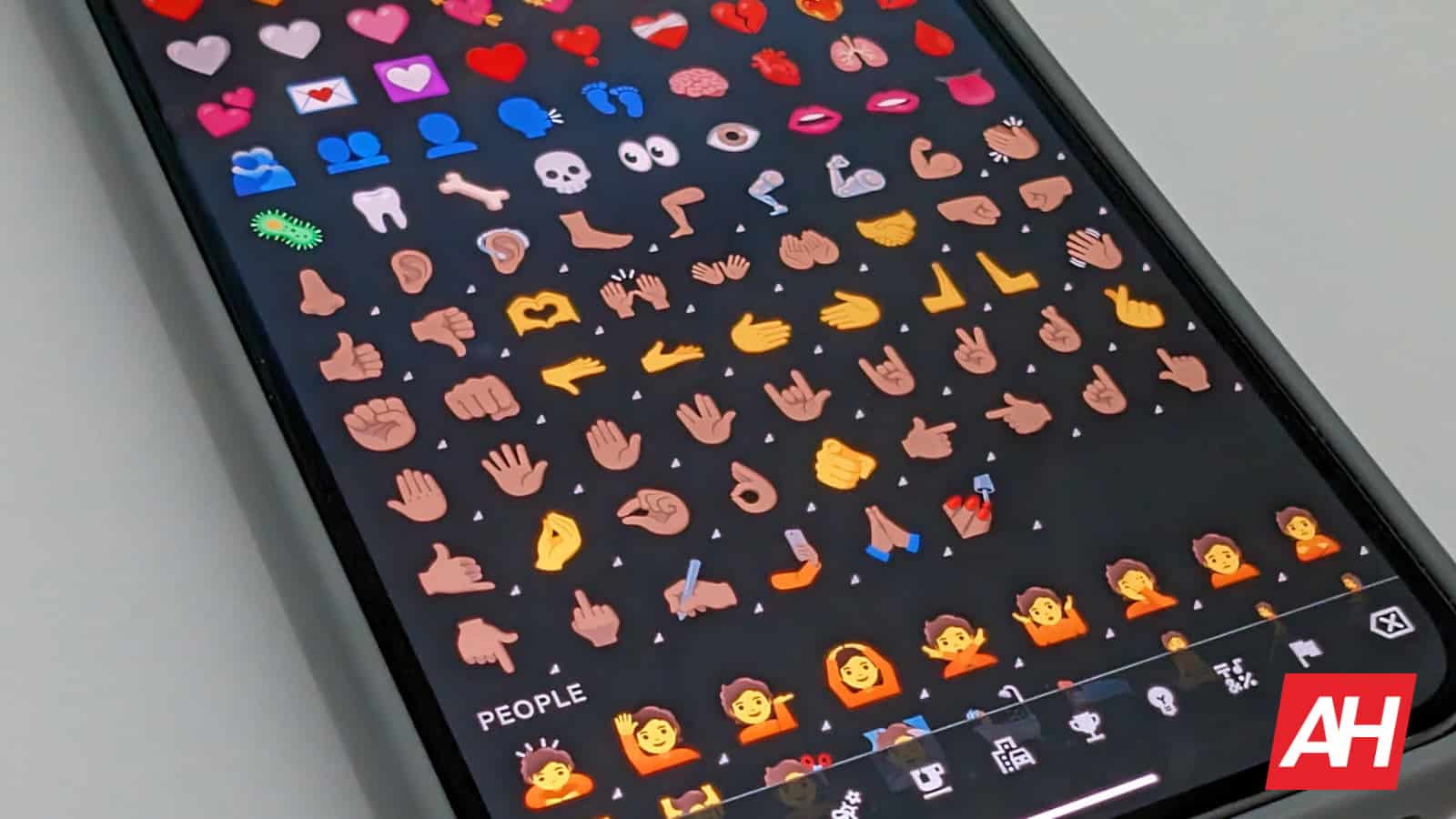 Un estudio revela que estos son los emojis y acrónimos más impopulares